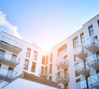 Ein modernes Wohnhaus in der Sonne